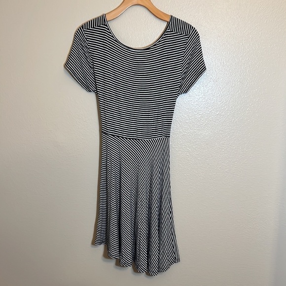 Set Of 2 Striped Dresses Size Medium - Picture 16 of 16